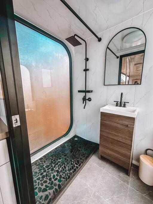 Modern Off Grid Tiny Home! ハレイワ エクステリア 写真